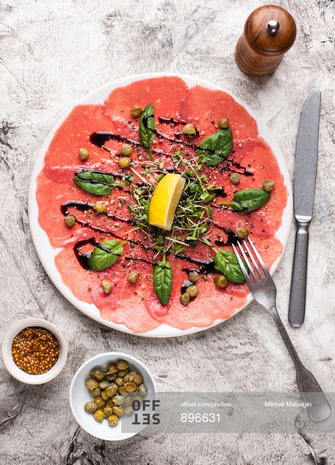 Carpaccio Photography, Beef Carpaccio Recipe, Meat Photography, Burger Sliders Recipes, Carpaccio Recipe, Ramen Burger, Balsamic Sauce, Beef Carpaccio, Camino Real