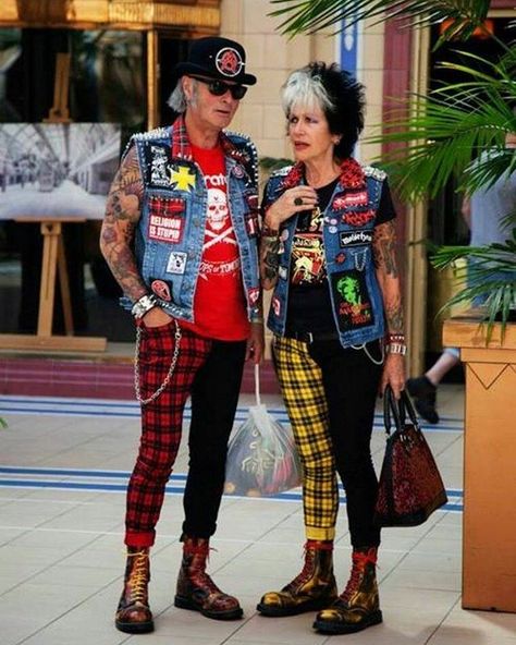 Age is just a number and these guys totally rock! ❤✌✴✌❤ #punk #anarchy #punkrock #tartan #jeans #altfashion #altlifestyle Mode Over 50, 2017 Outfits, Punk Mode, Chica Punk, Doc Martens Outfit, Punk Culture, Punks Not Dead, Punk Rocker, Advanced Style