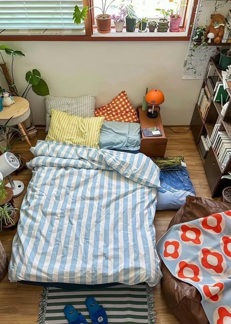 Bed Wood, Small Bed, Room Redesign, Cozy Room Decor, Room Deco, Apartment Decor Inspiration, Dream Room Inspiration, Room Idea, Cozy Room