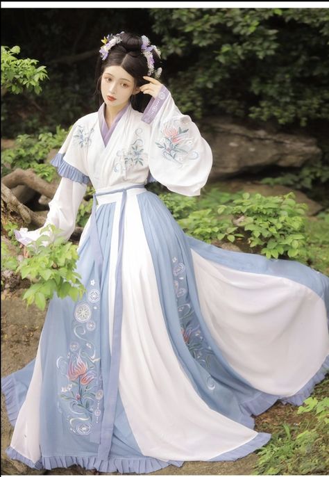 Jin Dynasty Clothing, Jin Dynasty Hanfu, Asian Gowns, Hanfu Clothing, Jin Dynasty, Dynasty Clothing, Hanfu Girl, Chinese Traditional Dress, Chinese Style Dress