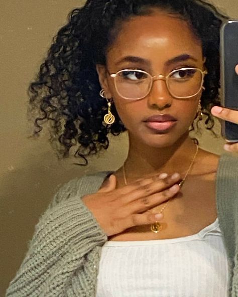 Image in Fashion😎 collection by pinx1999 on We Heart It Glasses Inspo, Glasses Inspiration, Brown Skin Girl, Cute Glasses, Brown Skin Girls, Wearing Glasses, Grunge Hair, Face Card, Pretty Ppl