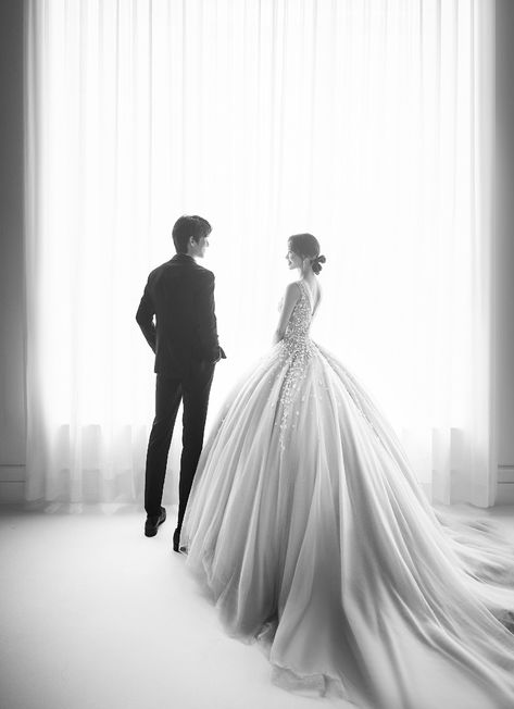 KOREAN WEDDING E-003 TERRACE STUDIO : korea wedding pledge Gown Poses Ideas, Baju Wedding, Gown Poses, Wedding Korea, Iranian Wedding, Korea Aesthetic, Korean Wedding Photography, Wedding Photo Studio, Foto Wedding