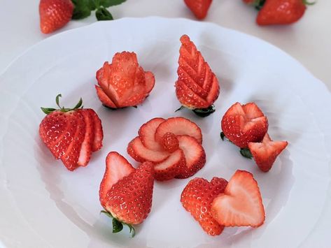 you can find the used tools in the link Fruit Tart Decoration, Strawberry Garnish, Food Plating Design, Preschool Lunch, Food Plating Techniques, Fruits Decoration, Fruit And Vegetable Carving, Food Tech, Vegetable Carving