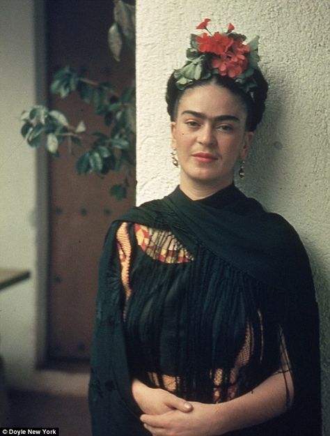 Secret romance: Mexican artist Frida Kahlo (pictured) wrote passionate love letters to Jose Bartoli from 1946 and 1949 while she was married to muralist Diego Rivera Frida Kahlo Pictures, Frida Kahlo Photos, Selma Hayek, Frida And Diego, Frida Art, Frida Kahlo Art, Flowers In Her Hair, Diego Rivera, Mexican Artists