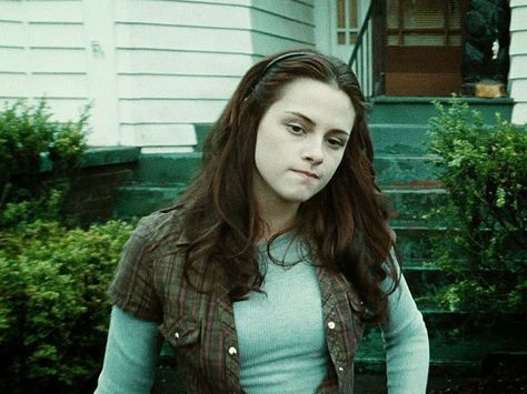 Bella Swan Aesthetic, Kristen Stewart Twilight, Vampire Family, Bella Twilight, Twilight Outfits, Twilight Core, Twilight Vibes, Twilight 2008, Twilight Bella