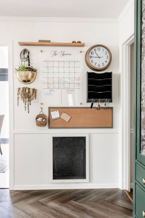 How to set up a home command center using smart ways to keep mail, schedules, keys, and documents organized for your family daily. Home Command Center, Interior Design Per La Casa, Decor Minimalist, Decor Living Room, Home Decor Tips, Decor Living, Decoration Design, Home Decor Kitchen, Home Decor Ideas