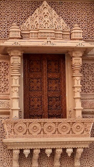 Temple Wall Design, Temple Carvings, Temple Wall Art, Wall Carvings, Arte Yoga, Indian Temple Architecture, Fantastic World, Main Entrance Door Design, Mandir Design