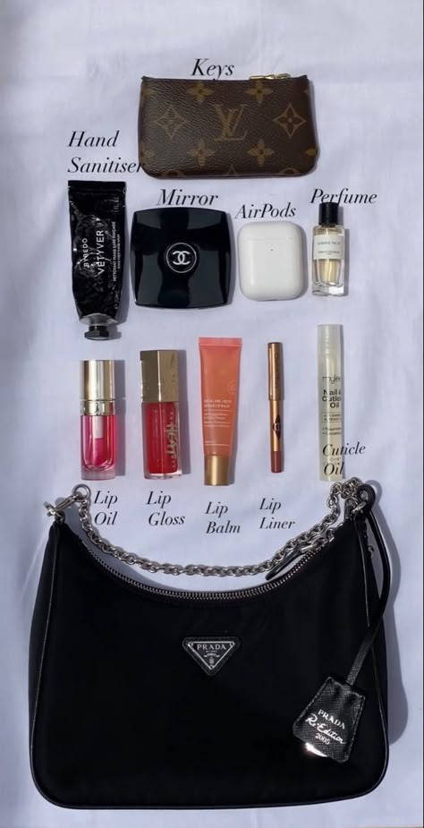 Whats In My Crossbody Bag, Small Handbag Essentials, What's In My Purse Essentials, Whats In My Purse Essentials, What’s In My Bag Aesthetic, What’s In My Purse, Purse Must Haves Items, Summer Bag Essentials, Bag Tour