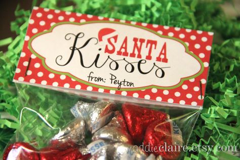 Cute teacher gift! Santa Kisses, Christmas Kisses, Xmas Treats, Christmas Treat Bags, Christmas Craft Fair, Holiday Party Favors, School Treats, Classroom Gifts, Mk Purse