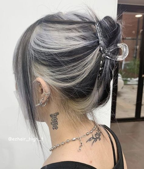 #grunge #hair #early2000s Black White Hair, Skunk Hair, Hair Color Streaks, Hair Streaks, Blending Gray Hair, Low Lights Hair, Peinados Fáciles Para Cabello Corto, Hair Color For Women, Highlights Brown Hair