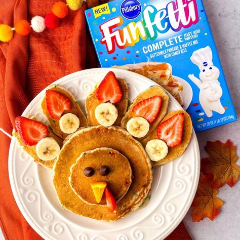 Thanksgiving Day Breakfast For Kids, Turkey Shaped Pancakes, Thanksgiving Pancakes For Kids, Cute Thanksgiving Breakfast Ideas, Turkey Pancakes For Kids, Thanksgiving Kids Breakfast, Thanks Giving Breakfast Ideas, Thanksgiving Breakfast For Kids, Halloween Pancakes For Kids