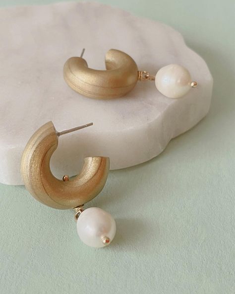 Pearl And Clay Earrings, Pearl Clay Earrings, Honey Jewelry, Clay Inspo, Hey Honey, Earrings Inspiration, Diy Earrings, Clay Jewelry, Polymer Clay Earrings