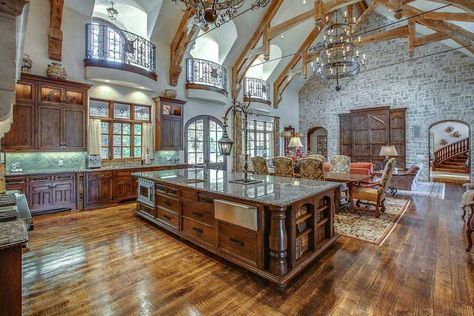 Dream kitchen Huge Kitchen, Kitchens Luxury, Stone Masonry, Kitchen Design Open, Marble Wood, Best Kitchen Designs, Luxury Kitchen Design, High Ceilings, Luxury Kitchens