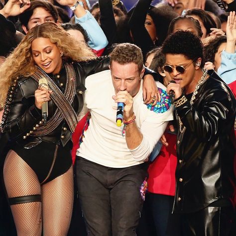 Coldplay, Bruno Mars and Beyoncé, oh my! #superbowl2016 #coldplay #brunomars #beyonce #superbowl50 Super Bowl Show, Lady Gaga Beyonce, Super Bowl Outfit, Levi Stadium, Super Bowl 50, Halftime Show, Mark Ronson, Outfits 2016, Party Rock