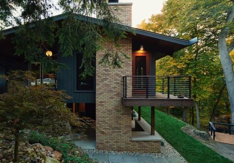 Mid Century Modern Homes Exterior, Mid Century Modern House Exterior, Mid Century Modern Exterior, Midcentury Architecture, Mid Century Exterior, Modern Lake House, Mcm House, Cabin Exterior, Midcentury Home