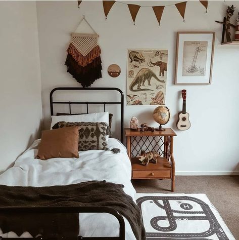 Beautiful Boys' Rooms with Brown - ideas and inspiration by Kids Interiors. Wallpaper, décor, wall hangings, rugs.. Vintage Boys Bedrooms, Boy Bedrooms, Boho Kids Room, Toddler Boy Room Decor, Boy Toddler Bedroom, Big Boy Bedrooms, Brown Rooms, Children Room Boy, Toddler Boys Room