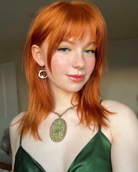 Ginger Hair Short Bangs, Rose Ginger Hair, Orange Peach Hair, Short Hair Ginger, Orange Copper Hair Color, Ginger Dyed Hair, Ginger Short Hair, Copper Hairstyles, Copper Orange Hair