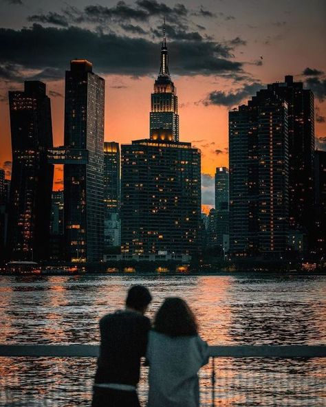 Celebrating Unity: Simple Couple Poses that Convey Togetherness City Date Night Aesthetic, New York City Romance Aesthetic, New York Love Couple Aesthetic, Love In Nyc Aesthetic, Romance In New York City, New York Love Aesthetic, Nyc Romance Aesthetic, Couple In Nyc Aesthetic, Nyc Love Aesthetic