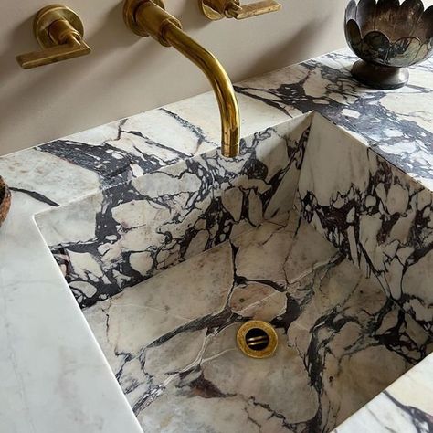 Bathroom Sink Marble, Drømme Bad, Marble Bathroom Sink, Powder Room Sink, Calacatta Viola, Marble Sink, 3 Bears, Sink Basin, Marble Sinks