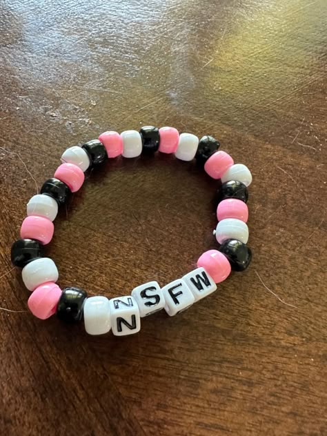 Funny Bracelets, Rave Bracelets, Pulseras Kandi, Kandi Beads, Kandi Inspo, Diy Kandi Bracelets, Festival Bracelets, Pony Bead Bracelets, Diy Kandi