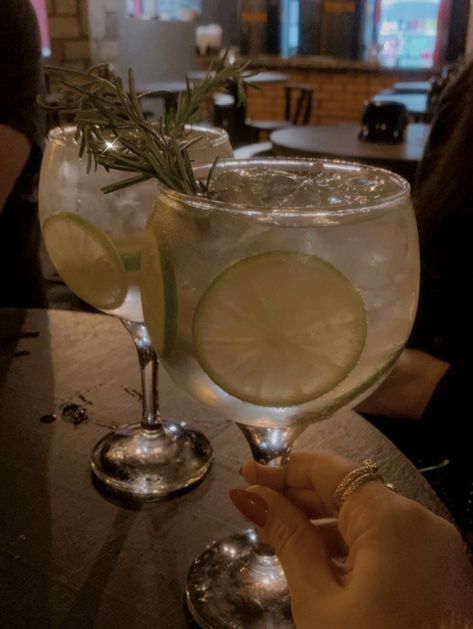 Aesthetic Drink, Gin O Clock, Gin Distillery, Alcholic Drinks, Gin Tasting, New York Pictures, Gin Lovers, Alcohol Aesthetic, Vodka Drinks