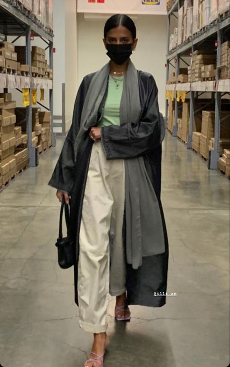 Abaya With Jeans, Arab Fashion Modern, Hijabi Fashion Summer, Khaleeji Abaya, Black Abaya Designs, Simple Work Outfits, Casual Abaya, Abaya Outfit, Modern Hijab Fashion