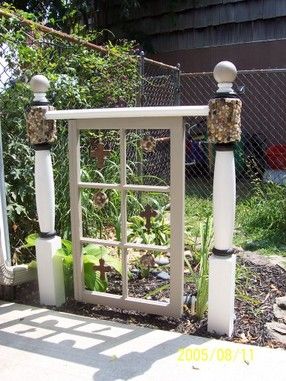 Unique Fence Ideas, Old Window Projects, Old Window Frames, Repurposed Windows, Window Crafts, Window Projects, Garden Vines, Walled Garden, Vintage Windows