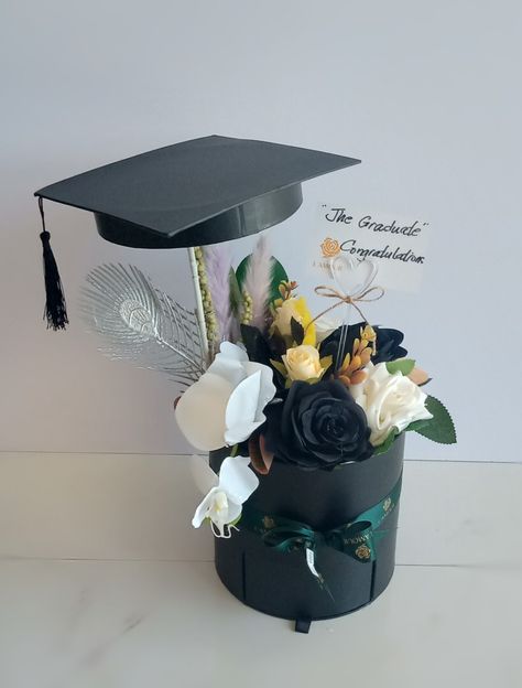 Graduation Chocolate Bouquet, Gift Wisuda Unik, Graduation Flowers Bouquet Ideas, Graduation Gift Ideas Diy, Ideas Para Graduacion, Cake Ideas Graduation, Graduation Arrangements, Convo Bouquet, Graduation Bouquet Ideas