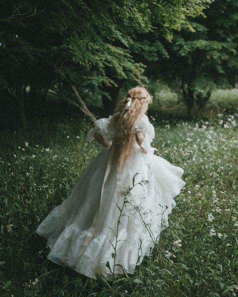 runaway princess photo @moepejic Dress @selkie Princess Story Ideas, Princess Fantasy Aesthetic, Runaway Bride Aesthetic, Dreamy Photoshoot Fairytale, Runaway Princess Aesthetic, Ruins Photoshoot, Green Princess Aesthetic, White Fantasy Dress, Fairy Princess Aesthetic