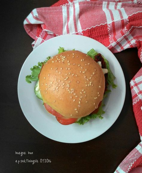 Resep roti burger yang sedap, empuk dan sangat mudah dibuat Resep Makanan Beku, Soft Bread Recipe, Hotdog Sandwich, Burger Bun, Pembuat Roti, Soft Bread, Bread Art, Burger Buns, Pizza Bread