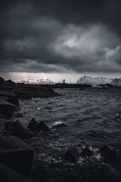 Stormy Waters, Sea Storm, Water Island, Water Aesthetic, Blog Pictures, Horror Lovers, Stormy Sea, Black Water, Dark Academia Aesthetic