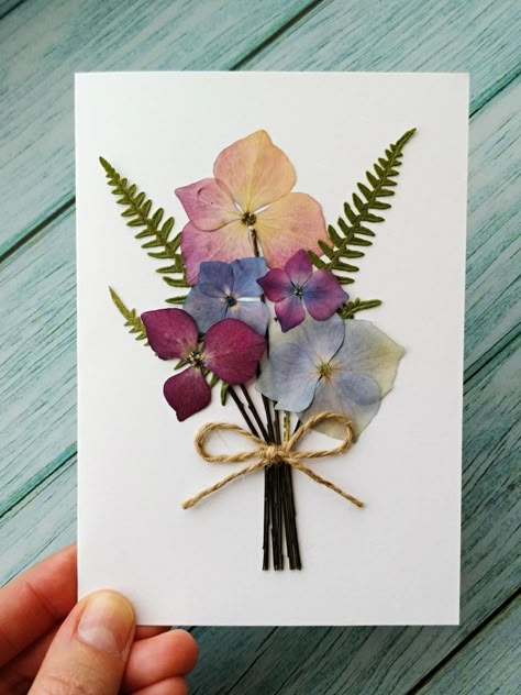 Pressed Flowers Cards, Flower Cards Handmade, Pressed Flower Cards, Pressed Flowers Diy, Dried Flower Art, Press Flowers, Handmade Birthday Card Ideas, Flower Pressing, Flower Projects