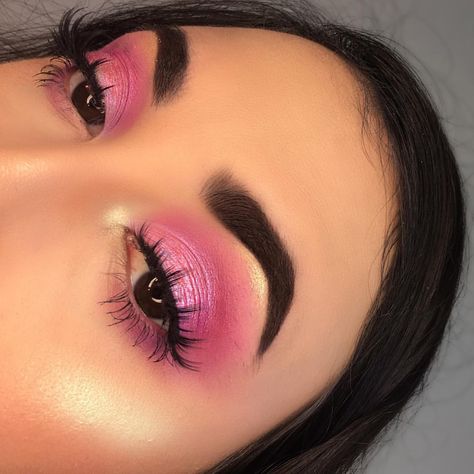 477 Likes, 11 Comments - Gina Mooney (@ginamooneymakeup) on Instagram: “Bubblegum bitch! Eyes- @morphebrushes 35B & @sugarpill Dollipop @shopvioletvoss Eye Da Hoe Brows-…” Makeup Looks With Glasses, Looks With Glasses, Bright Pink Eye Makeup, Bronze Eye Makeup, Bright Eye Makeup, Bridal Eye Makeup, Pink Eye Makeup, Dramatic Eye Makeup, Make Up Inspiration