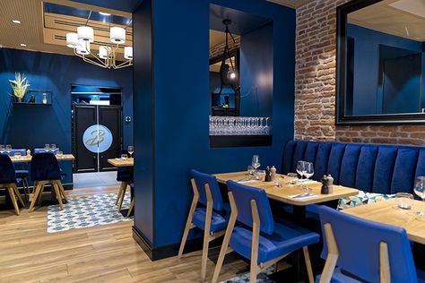 Opteam Design – Architecture d'intérieur, Décoration & Design Réaménagement complet d'une brasserie située dans le centre ville de Toulouse. #toulouse #brasserie #brasserietoulouse #Smokybar #restauranttoulouse #architecturedinterieur #architecture #decotoulouse #deco #bleu #velours #bois #comptoir #arandamas Navy Blue Cafe Interior, Blue Restaurant Interior Design, Blue Restaurant Interior, Blue Cafe Interior, Resturant Decor, Blue Restaurant, Dining Room Banquette, Cafe Counter, Blue Cafe