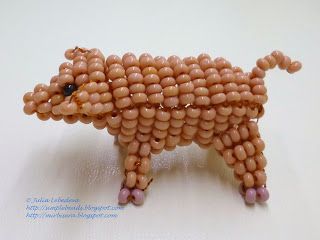 Pig out of beads and wire in the technique of 3D beading. Free pattern with detailed tutorial. Beading Animals, Bead Pets, Beads Animals, Beaded Animals Tutorial, Beaded Critters, 3d Beading, Beaded Ideas, Bead Animals, Seed Bead Projects