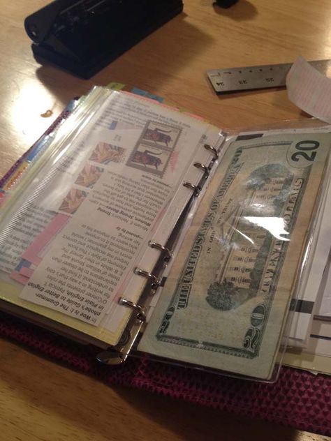 Hmm.. envelope system similar to this but not see thur or keep see thur and with cute label .planner Clear Cash Envelopes, Filofax Diy, Filofax Organization, Planner Wallet, Envelope Tutorial, Clear Envelope, Plastic Envelope, Money Pocket, Cash Envelope System