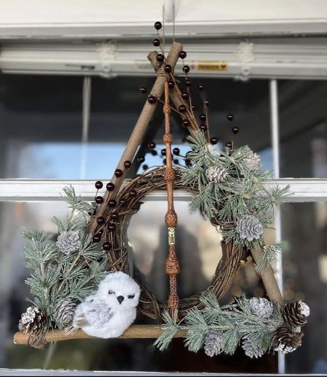 Deathly Hallows Christmas Wreath, Harry Potter Christmas Outdoor Decorations, Small Harry Potter Christmas Tree, Harry Potter Christmas Home Decor, Diy Harry Potter Decor Christmas, Harry Potter Theme Christmas Decoration, Harry Potter Skeleton, Diy Deathly Hallows Wreath, Harry Potter Xmas Tree Ideas