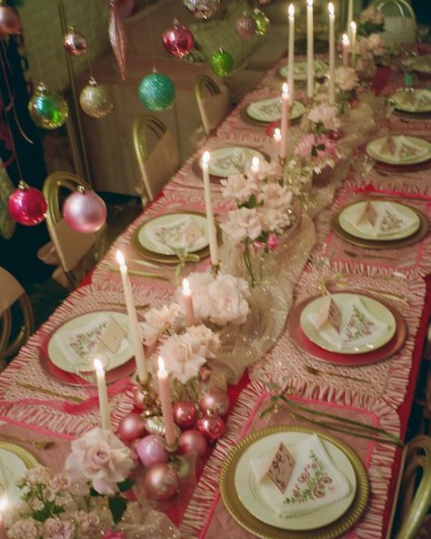 A table of girlypops 💝 | Instagram Kitschy Christmas Party, Girls Christmas Dinner Party, Pink Vintage Christmas Aesthetic, Friendmas Ideas, Christmas Dinner Aesthetic, Pink New Years, Pink Christmas Table Setting, Tomato Party, Xmas Dinner Party