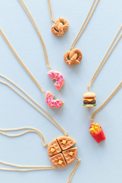 DIY (Tiny!) Food Friendship Neckalces Diy Easter Gifts, Bff Jewelry, Bff Necklaces, Polymer Clay Diy, Cute Polymer Clay, Food Jewelry, Friendship Necklaces, Cute Clay, Mini Things