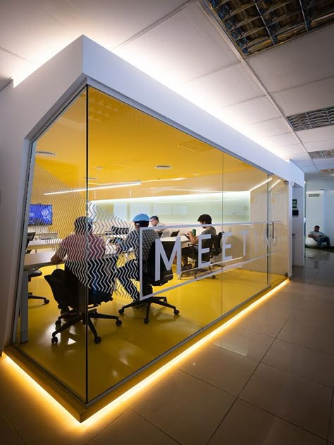 Technology Office Design Work Spaces, Lab Office Design, Office Architecture Interior, Office Spaces Design, Room With Glass Wall, Architecture Office Interior Design, Technology Office Design, Tech Office Design, Luxury Office Interior