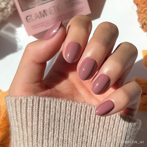 Elevate your fall mani with the Fall Mauve Nail Set. Featuring a sophisticated muted mauve shade, this design is perfect for those who want a subtle yet impactful look. The short oval shape is ideal for a natural, effortless appearance that still makes a statement. Finished with a high-gloss shine, this nail set offers a polished and modern take on fall nail trends. Key Features Length: Short Shape: Oval Finish: Glossy Opacity: Opaque Thickness: 0.6mm Reusable, each wear lasts up to 2 weeks Wate