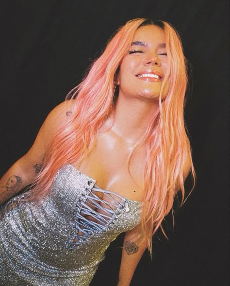 Karol G Outfits Pink Hair, Karol G Iphone Wallpaper, Karol G Wallpaper Aesthetic, Karol G Pfp, Karol G Inspired Outfits, Karol G Aesthetic, Karol G Concert Outfits, Karol G Wallpaper, Karol G Pink Hair