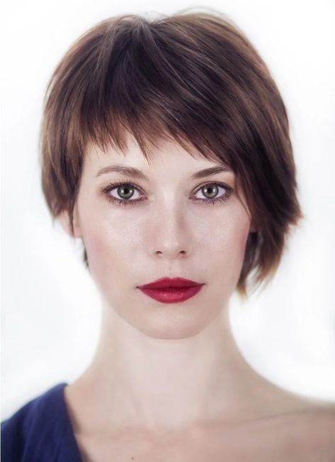 Asymetrical Haircut, Fringe Bangs Hairstyles, Asymmetrical Bob Haircuts, Haircut For Square Face, Fringe Bangs, Cool Short Hairstyles, Chic Gowns, Top Hairstyles, Round Face Haircuts