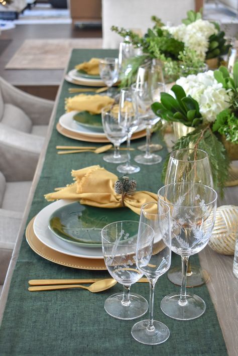 Christmas Table Settings Green Tablecloth, Green Plates Table Setting Christmas, Green And Gold Christmas Table Decor, Green Table Cloth Christmas, Christmas Table Settings Green, Green Christmas Table Settings, Gold Christmas Table Settings, Christmas Table Green, Green And Gold Christmas Table