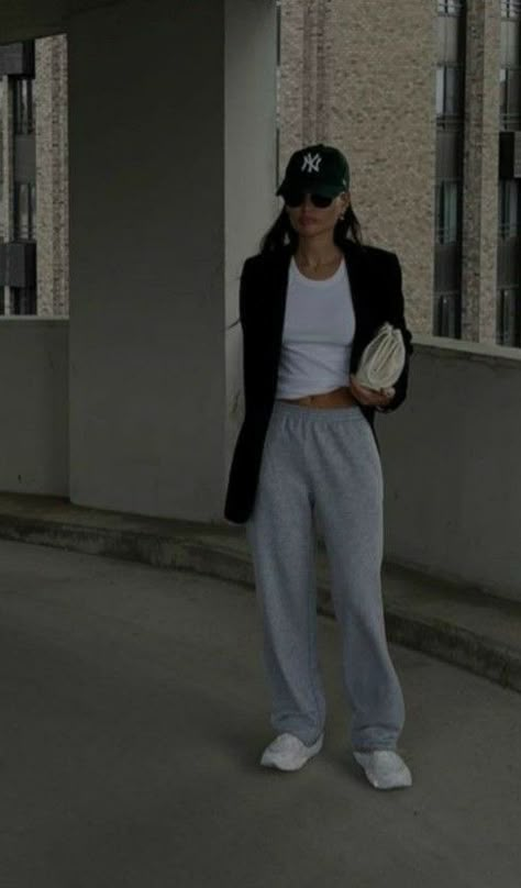 Aesthetic Joggers Outfit, Blazer Joggers Outfit, Athlesuire Aesthetic, Blazer And Joggers Outfit, Outfit Jogging, Joggers Outfit, Comfy Fashion, Blazer Outfits, 가을 패션