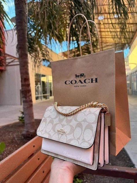 Mochila Coach, Pretty School Supplies, Expensive Bag, Dream Bag, Luxury Bags Collection, Birthday Items, Handbag Essentials, Vintage Coach Bags, Girly Bags