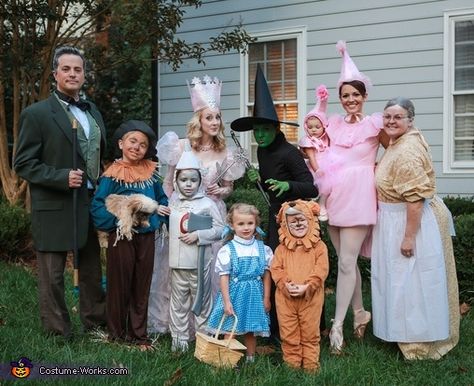 Angie: We love family themes for Halloween! With the new addition of our puppy to our family this year, we knew The Wizard of Oz would be perfect. :). The Wizard Of Oz Halloween, Wizard Of Oz Halloween, Disney Family Costumes, The Wizard Of Oz Costumes, Wizard Of Oz Costume, Family Halloween Costume Ideas, Family Themed Halloween Costumes, Oz Costume, Family Halloween Costume