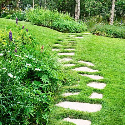 Bom passear em casa Stepping Stone Paths, Backyard Walkway, Paver Designs, Path Ideas, Garden Stepping Stones, Garden Walkway, Stone Path, Sprinklers, Garden Pathway