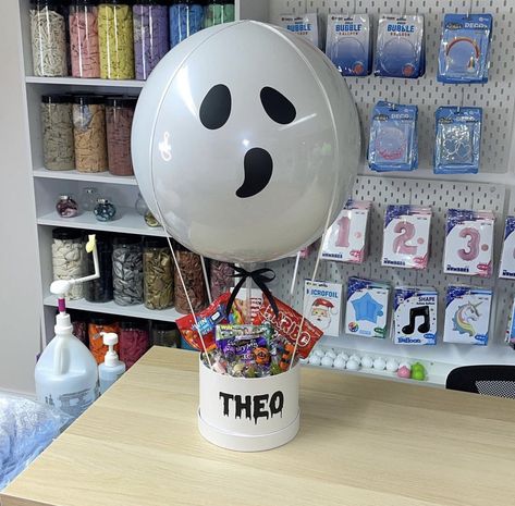 Bobo Balloons, Stuffed Balloons, Balloons Design, Boo Baskets, Halloween Gift Baskets, Balloons Ideas, Ideas Regalos, Chocolate Hampers, Balloon Design