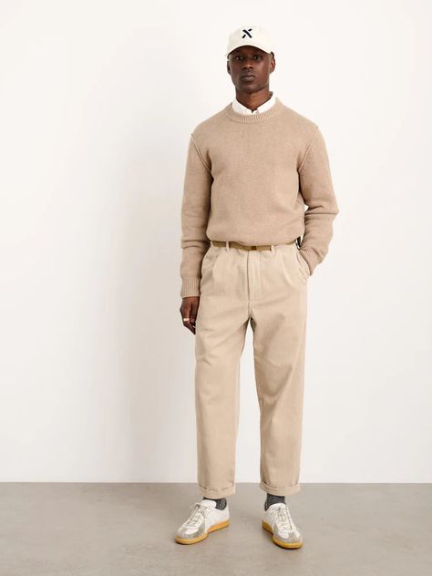 Pleated Chinos Men, White Courderoy Pants Outfit, Pleated Pants Outfit, Chinos Men Outfit, Corduroy Pants Outfit, Casual Everyday Outfits, Pleated Pant, Staff Uniforms, Beige Chinos